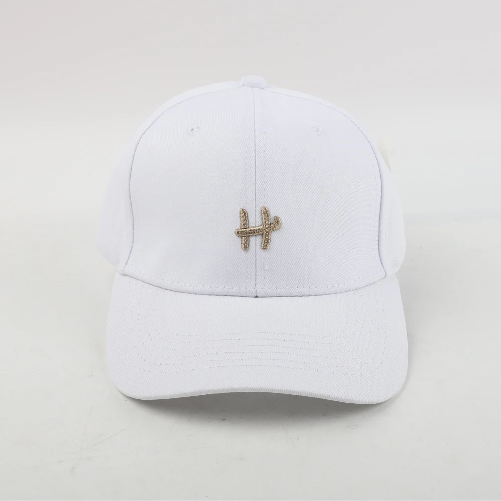 Gorro con Detalle "H"