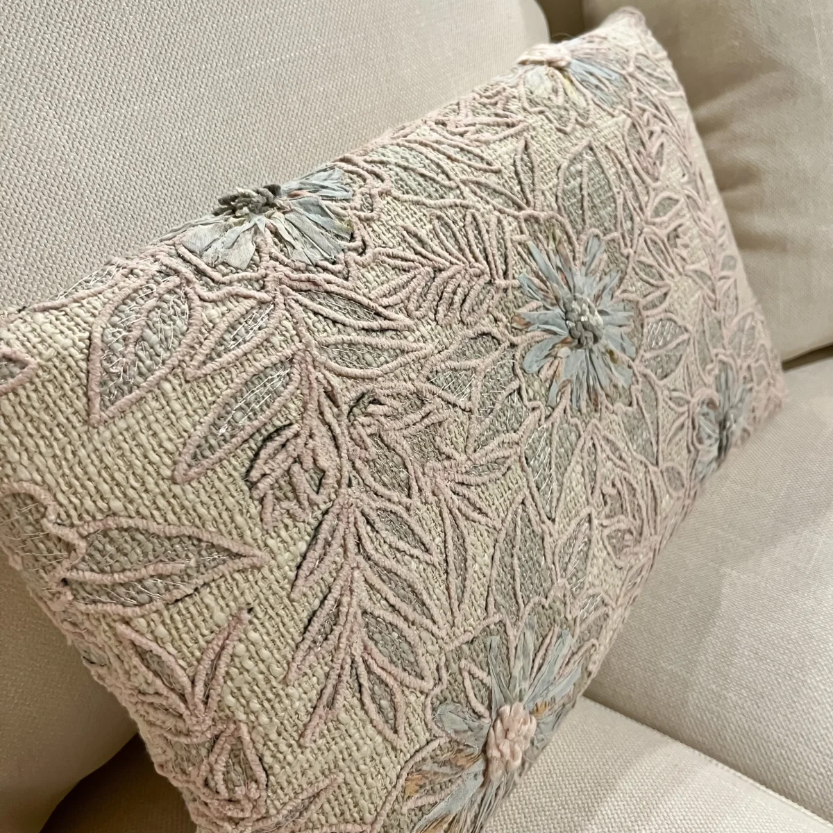 Cojin bordado flor azul 50 x 30