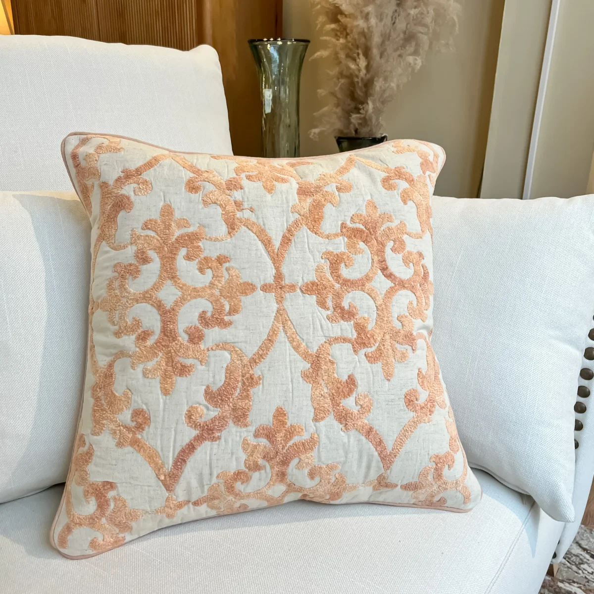 Cojín algodón bordado beige y rosa 50x50 cm - Imagen 4