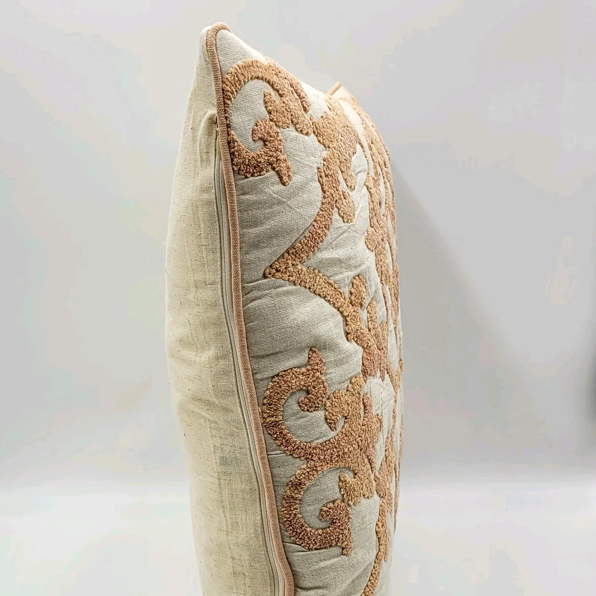 Cojín algodón bordado beige y rosa 50x50 cm - Imagen 7