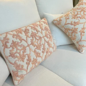 Cojín algodón bordado beige y rosa 60x40 cm